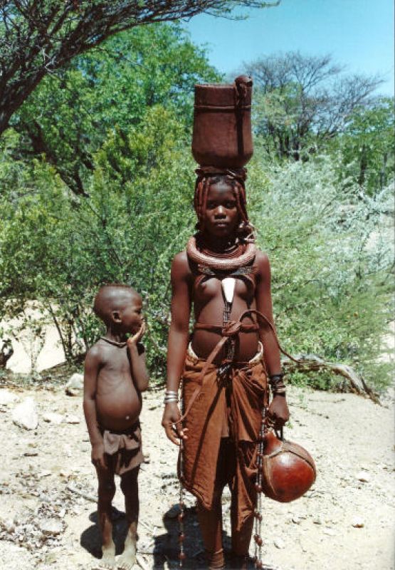 Junge Himbafrau mit Sohn